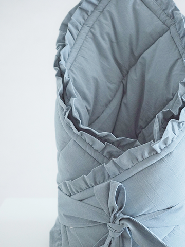 Одеяло стеганое с рюшей голубой