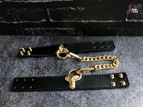 Кожаные наручники с позолоченной цепью