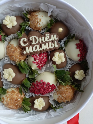 Клубника в шоколаде в круглой коробке