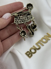 Брошь бронзовая 