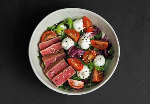 Салат с тунцом