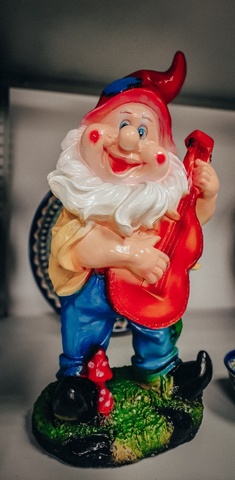 Садовая фигура «Гном с гитарой»