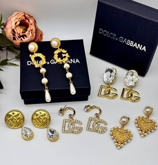 20232-sergi-dg-iz-latuni-v-limonnoj-pozolote-c-podveskami-ih-zhemchuga