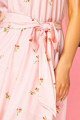 Платье с воланчиками на рукавах цветы на розовом