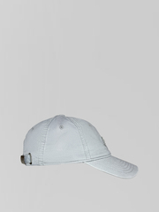 Кепка с надписью и логотипом спереди