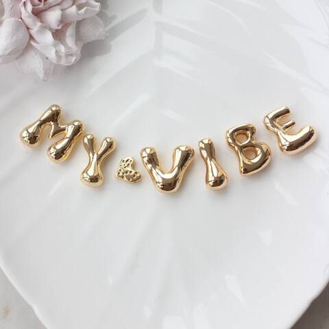 Надпись из букв MY VIBE в золоте