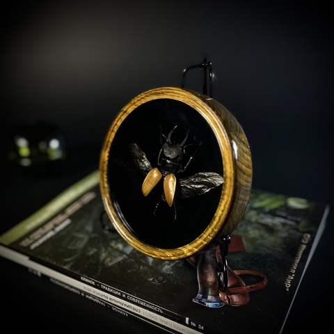 Композиция в рамке на подставке