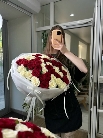 Любовь в букете из 51 розы (60см)