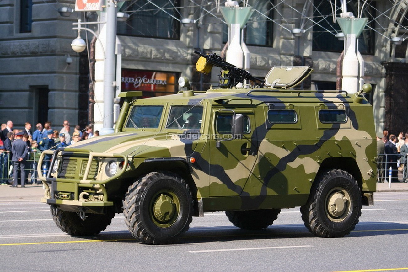 Miniature 1:43 GAZ Tigr - Véhicule Militaire Russe - Gris - Neuf Sous Boîte