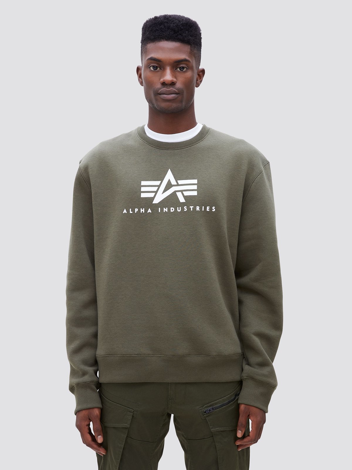 Свитшот Alpha Industries Basic Logo Sweatshirt (Зеленый) - купить по лучшей  цене в официальном магазине | Alpha Industries в AlphaWear | Куртки,  аляски, бомберы Alpha Industries, оригинал