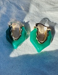 Серьги акцентные, конусы с зелеными вставками в стиле CELINE