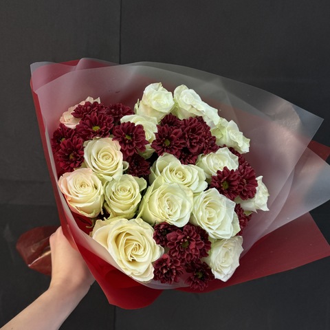 Букет из роз и хризантем сантини