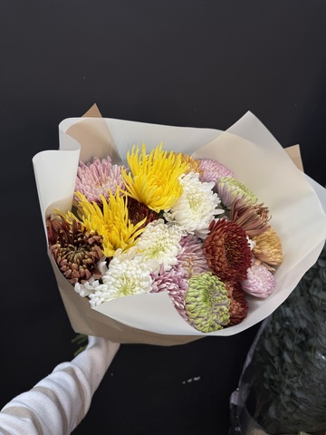 Букет из 21 одноголосой хризантемы в крафтовой упаковке