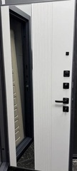 Входная дверь белая с зеркальной тонированной вставкой Лабиринт Trendo (Трендо) 32 Белый софт рельеф / Белый камень