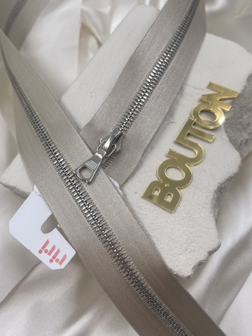 Молния металл Riri, на атласной тесьме, 4 мм, цвет 2230, бежевый