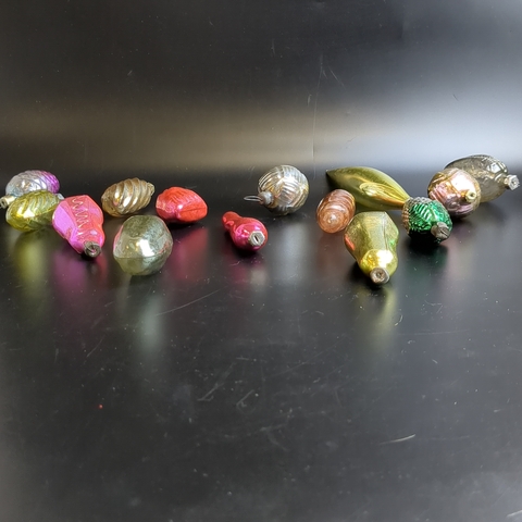 Ёлочные игрушки набор из 14 разных штук, сосульки, листики, шарики и др, стекло, подвесные, винтаж времён СССР 1960-1980 гг. Советские ёлочные игрушки и украшения. Состояние и комплектация на фото.