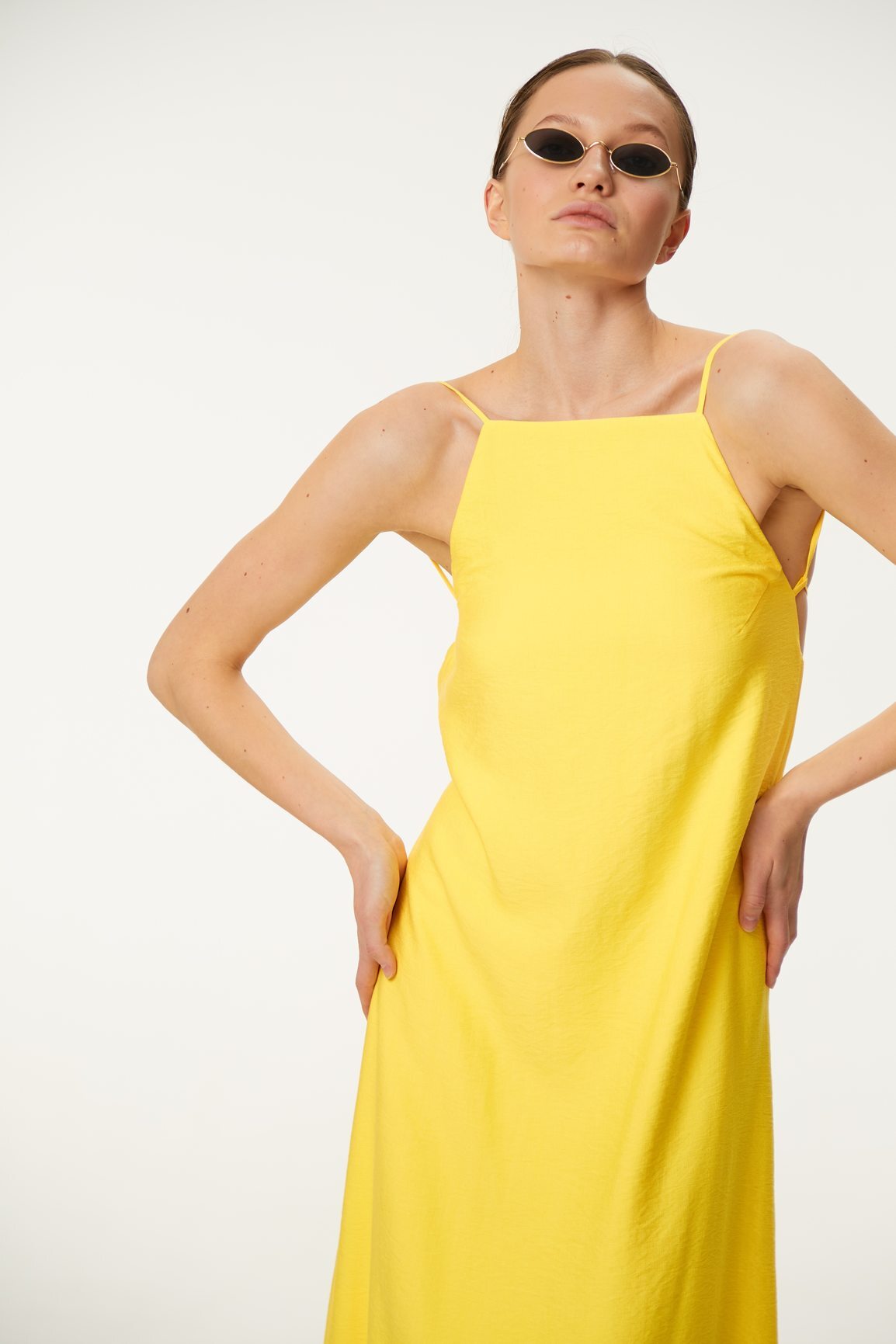 Платье макси с графичным вырезом на спинке, фактурная вискоза, желтый