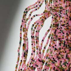 Розовая турмалиновая шпинель синтетическая, 2мм, шар, микроогранка