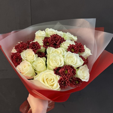 Букет из роз и хризантем сантини