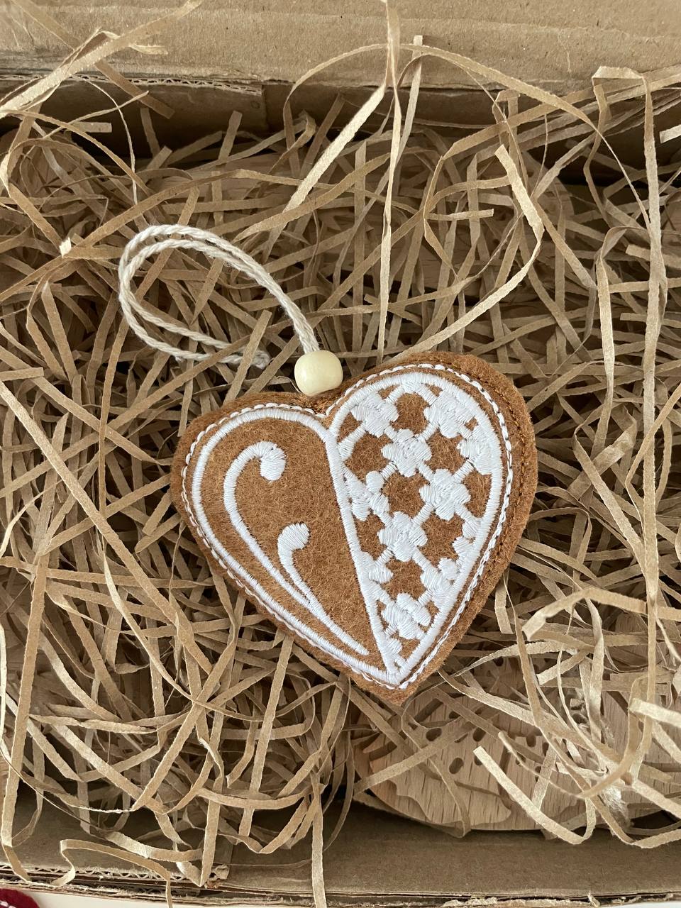 Пряничное сердце. Подвеска из фетра NYF-0225-Midi