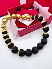 Колье объемное из бусин черных/матовое золото Schiaparelli