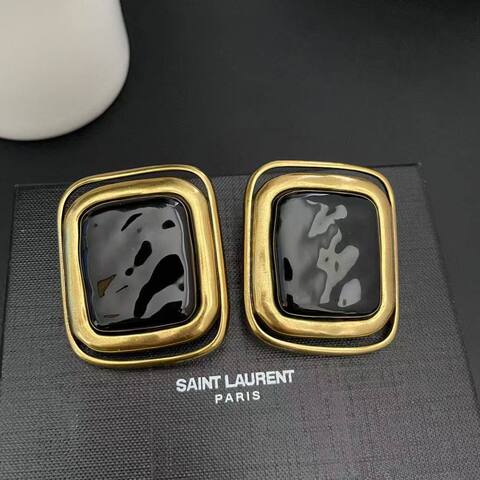 sergi-klipsy-krupnyj-pryamougolnik-v-stilistike-ysl