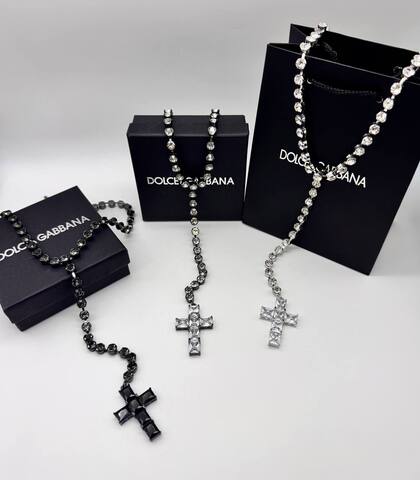 kole-galstuk-dolce-gabbana-s-kristallami-i-podveskoj-krest