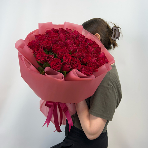 букет из 51 красной кенийской розы в яркой упаковке
