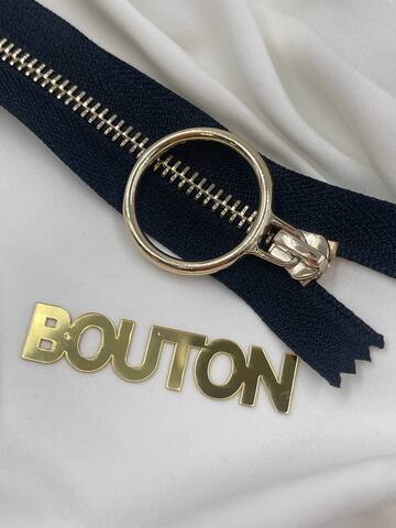 Молния черная с золотистым массивным кольцом