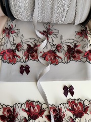 Вышивка на сетке бежевая/слива (правая) 14 см