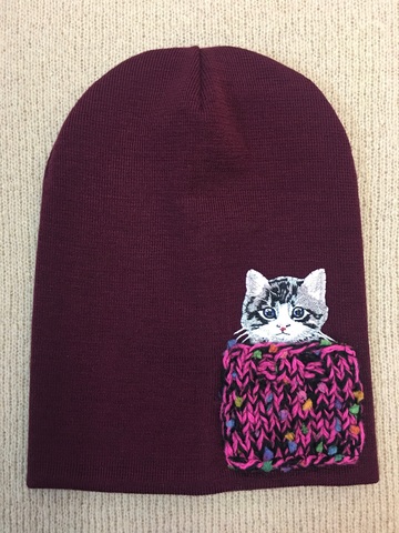 Зимняя шапка ANRU с котенком в вязаном розово-черном кармашке - это стильный и теплый головной убор, который станет отличным дополнением к вашему гардеробу.