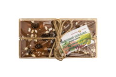 Молочный шоколад ручной работы, с кедровым орехом и сосновой шишкой 100 г.