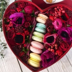 Коробочка с Макарон и цветами в форме СЕРДЦА