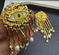 73344-sergi-yellow-eye-v-stile-schiaparelli-s-podveskami-iz-rechnogo-zhemchuga