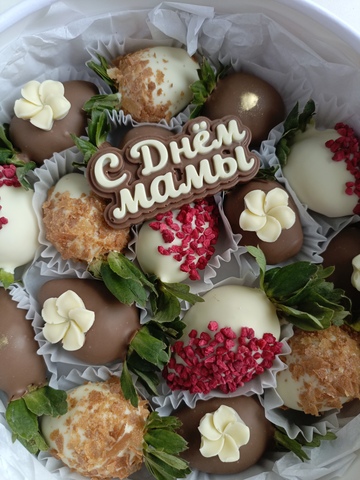 Клубника в шоколаде в круглой коробке