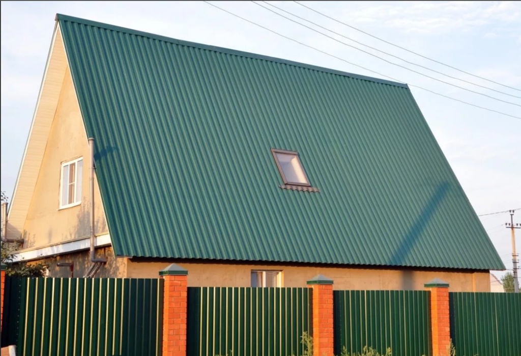 Комфортная баня на дачном участке с крышей из профнастила