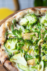 ПИЦЦА С БРОККОЛИ И КОПЧЕНЫМ ТЕМПЭ 30 СМ. Доступно с 11:00