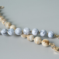 Ручка с фигурными красными бусинами S-68