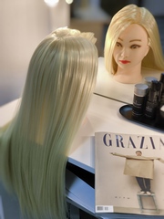 Голова манекен учебная Оля с искусственными волосами (100% Synthetic hair) 60 см.+настольный штатив