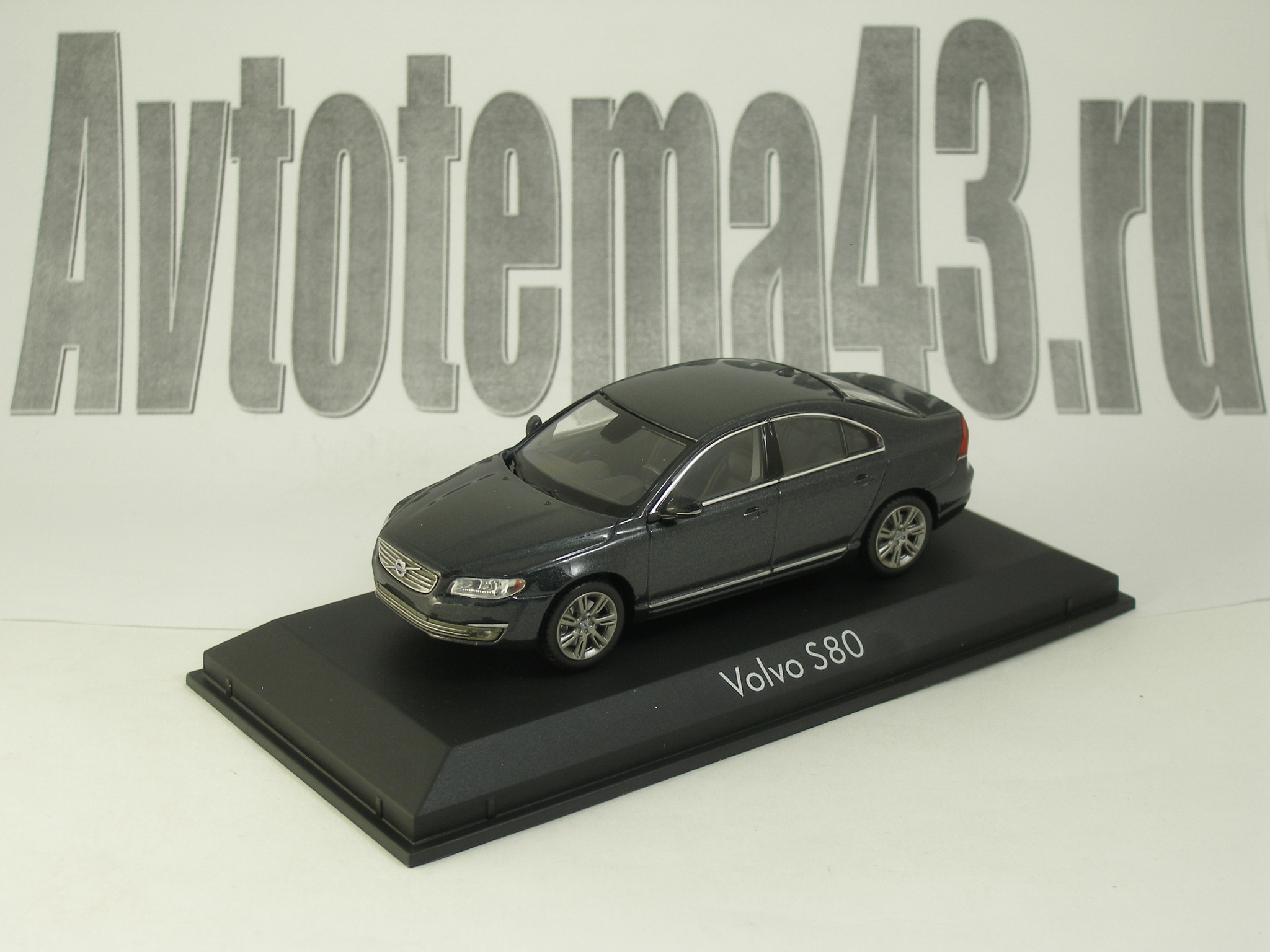 1:43 Volvo S80