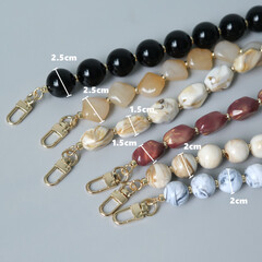 Ручка с фигурными красными бусинами S-68