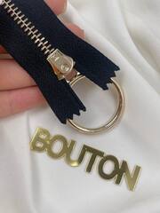 Молния черная с золотистым массивным кольцом