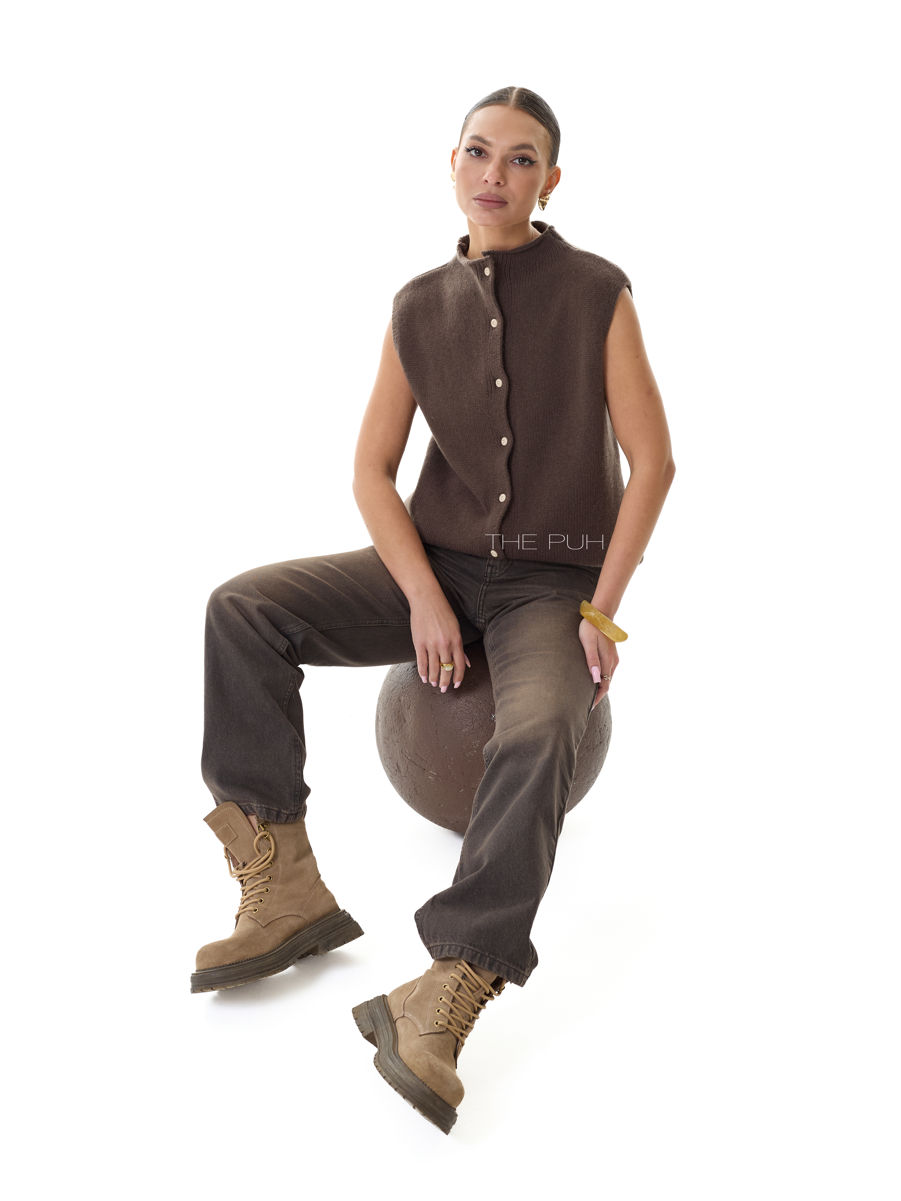 Шоколадный шерстяной жилет на пуговицах