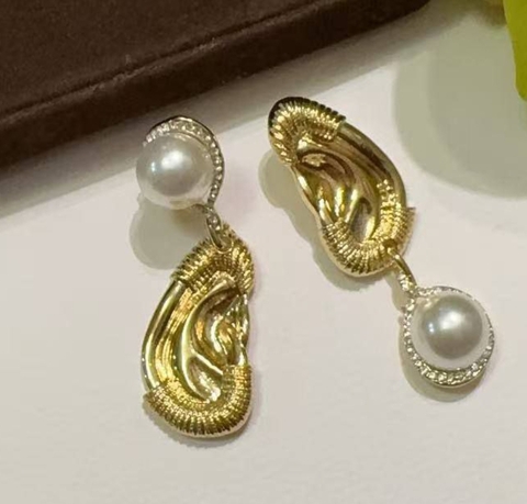 dlinnye-assimetrichnye-sergi-uho-v-stile-schiaparelli