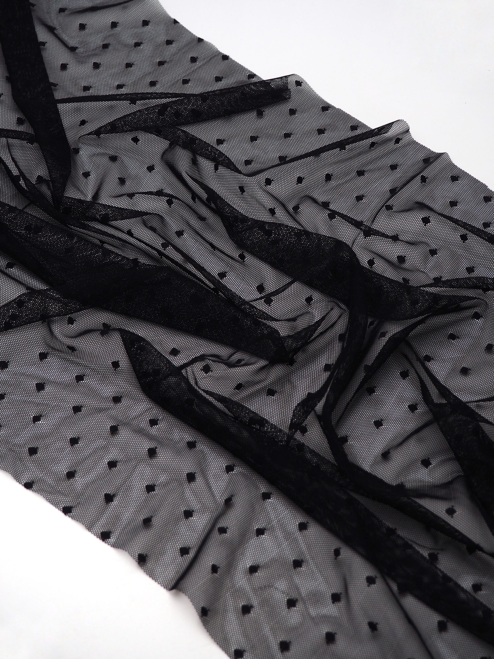 Сетка эластичная черная в горошек 5 мм отрезом 75х50 см