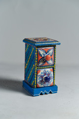 Синий мини-комод для специй, дерево и керамика, 2 ящика, Индия