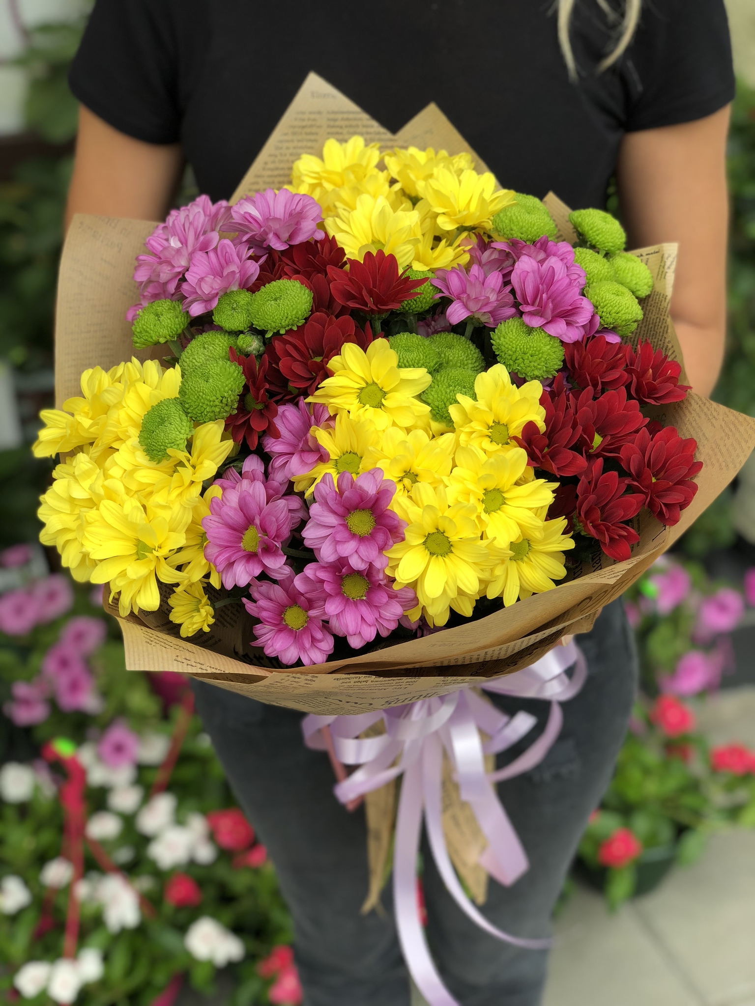 букет из разноцветных хризантем фото