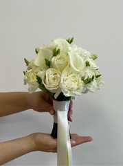 Свадебный букет из диантусов, калл, фрезии и одноголовых роз