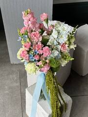 Свадебный букет из антирринума, дельфиниума, диантусов, оксипеталума и амаранта