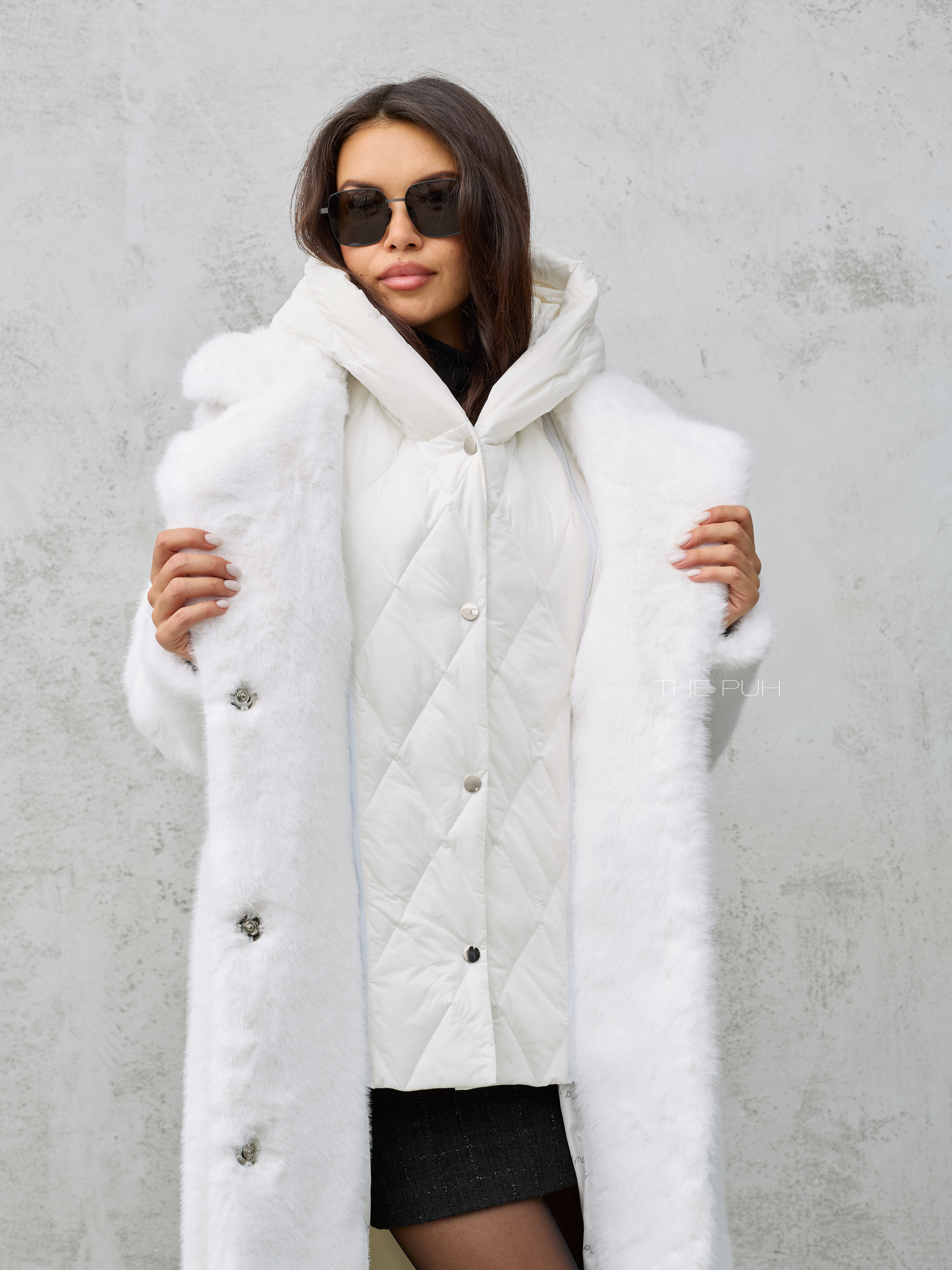Белый комбинированный пуховик с капюшоном и поясом